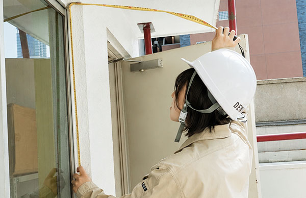 デスクで作業する男性スタッフ