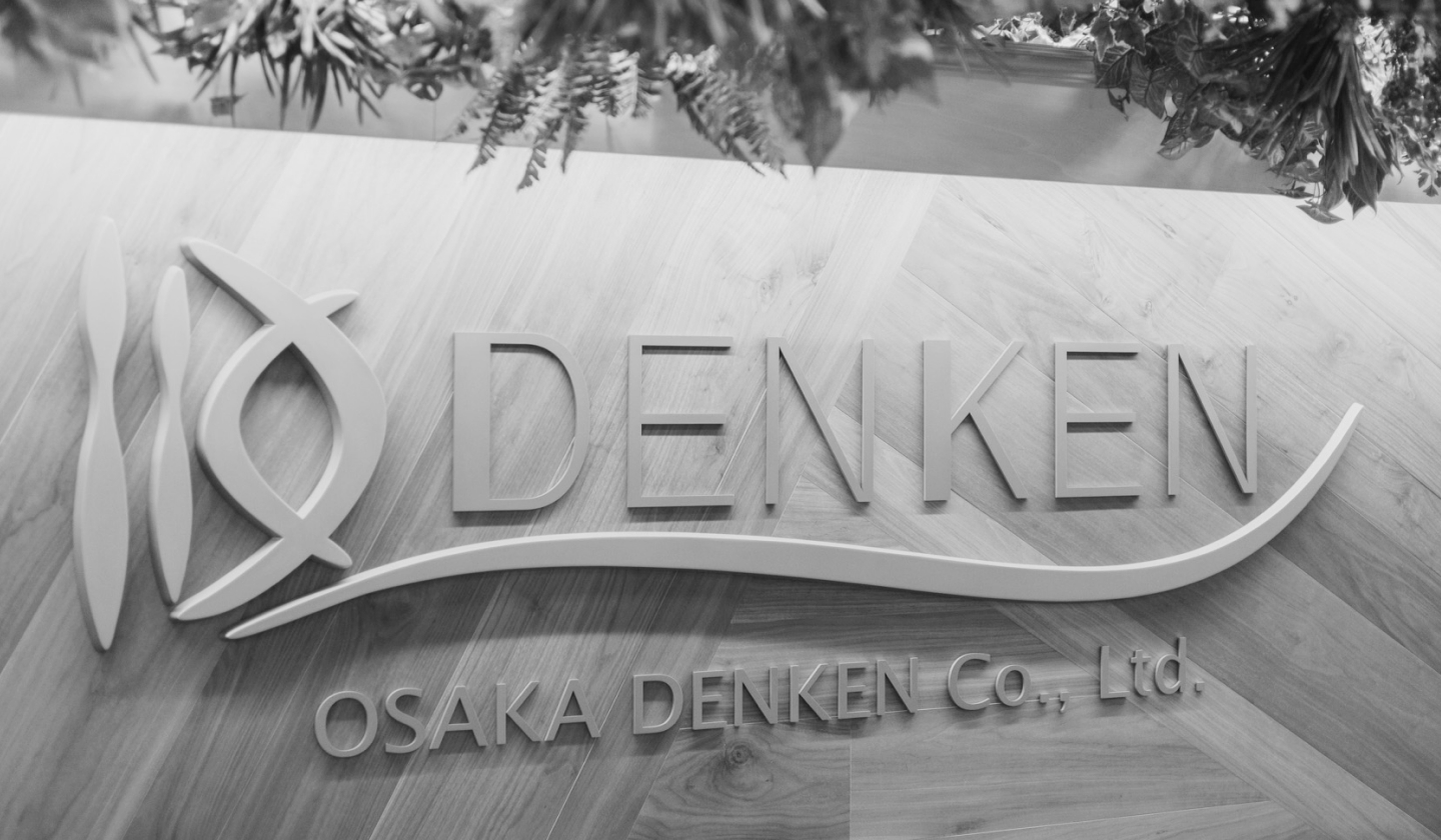 DENKENのロゴが並ぶ壁面